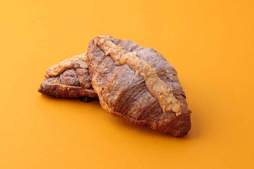 P-BUTTER ALMOND CROISSANT LARGE