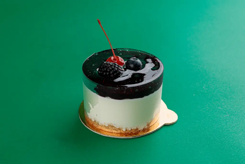 COLD BLUEBERRY CHESSE CAKE SLICE 